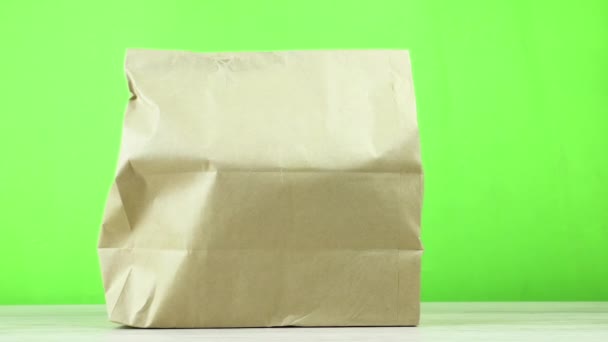 Pan the Paper Eco Package ist durch eine Nahaufnahme vor grünem Hintergrund isoliert. Das Konzept der Essensausgabe mit einem Platz für das Logo und die Marke. — Stockvideo