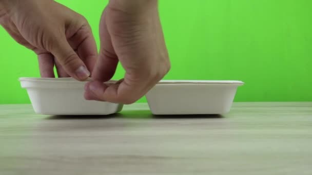 Демонстрація роботи картонних коробок для їжі. Поділ і складання одноразових картонних продовольчих коробок . — стокове відео