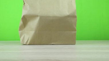 Kağıt Eko Poşet Panorama yeşil arka planda tepeden tırnağa yakın plan. Anahtar teslimatı konsepti..