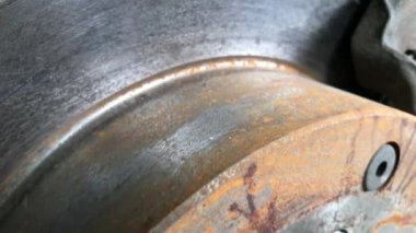 Benzin istasyonundaki araba tekerleklerinin durumu hakkında teşhis