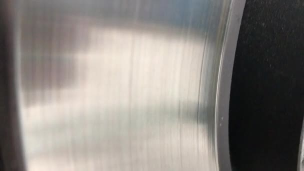 Inspektion av metallytan på bilens hjulbromsskiva — Stockvideo