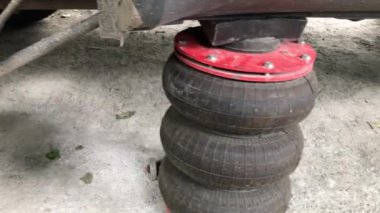 Araç servisi: pnömatik kriko, fren pedleri ile arka fren diski