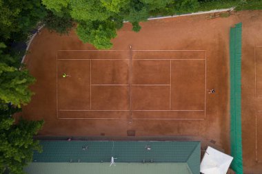 Oyuncular tenis kortuna göre antrenman yapıyor. Tenis oynamak için eğitilmiş oyuncularla tenis sahası. 