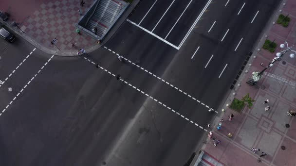 Verkeer op de oversteekplaats. Mensen steken de weg over bij een voetgangersoversteek. Drone aanzicht. — Stockvideo