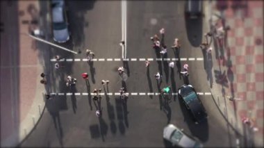 İnsanlar gün batımından önce Kyiv 'de zebra geçidinde ve trafik sıkışıklığında yürüyorlardı. Kentsel iş alanındaki yoğun saatlerde Kiev şehrinin kalabalık yaya geçidi. 