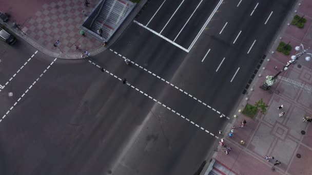 Personnes Circulation dans la rue près du passage piétonnier. Les gens traversent le passage piétonnier. Vue sur drone. — Video