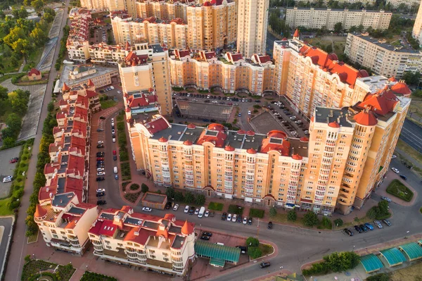 Kiev 'de park yerleri ve spor sahaları olan yüksek binalar..