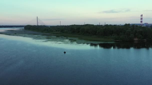Pesca no rio com um barco inflável dentro dos limites da cidade. Drone Vista de longe . — Vídeo de Stock