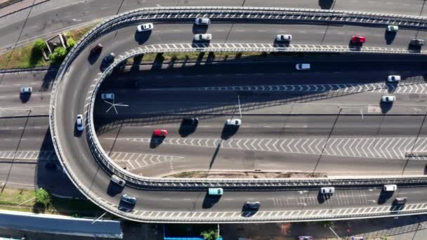 U-turn road Tráfico de coches en U-turn - vista superior del dron durante el día . — Vídeo de stock