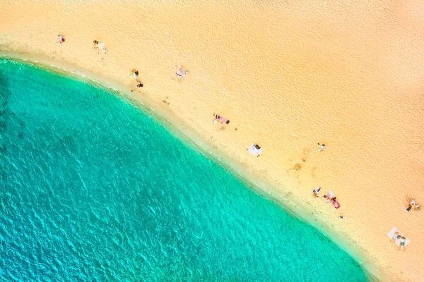 Vista aérea del Drone superior de un pueblo en la playa de arena. Fondo marino de vacaciones. Agua y personas del río Azure Beach. — Foto de Stock