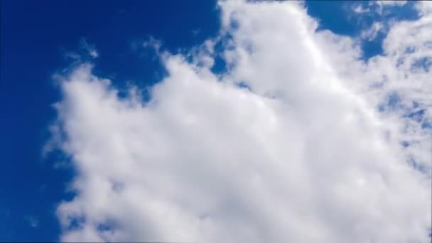 Timelapse Movimiento de nubes de cúmulos blancos en el cielo azul brillante 4K — Vídeos de Stock