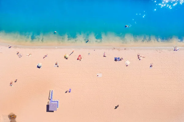 Vista aérea del Drone superior de un pueblo en la playa de arena. Concepto de Sea Resort. Agua y personas del río Azure Beach. — Foto de Stock