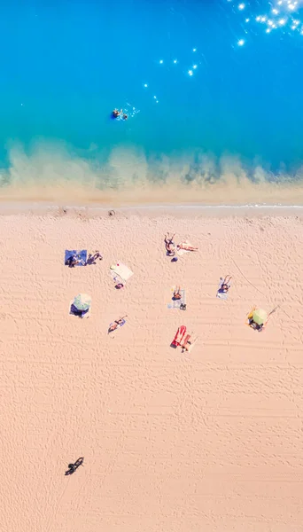 Vista aérea de un pueblo en la playa de Sand Resort cerca de Blue water - foto vertical — Foto de Stock
