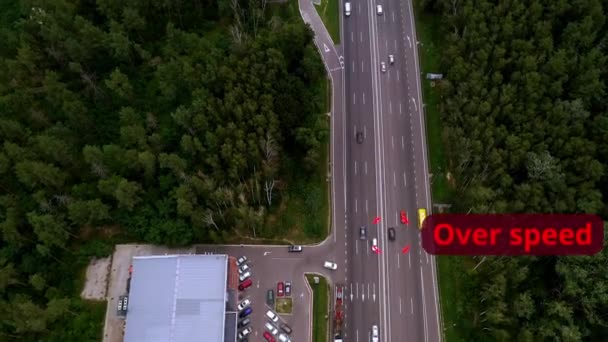 Voiture dépasse la vitesse lors de la conduite sur la piste suivre la voiture avec un drone — Video
