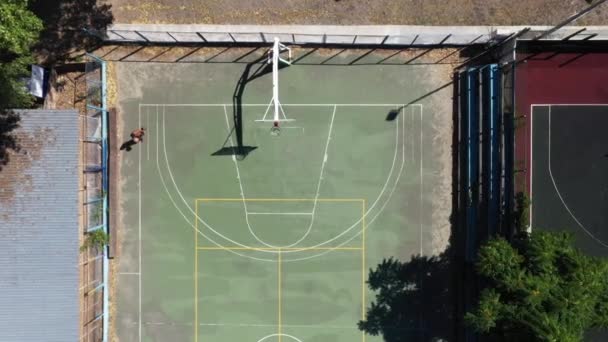 Top View Koszykarz gra z piłką na boisku do koszykówki na ulicy — Wideo stockowe