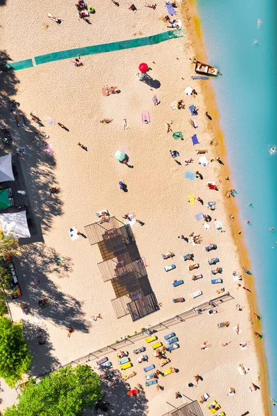 Playa de la ciudad con turistas y agua azul limpia — Foto de Stock