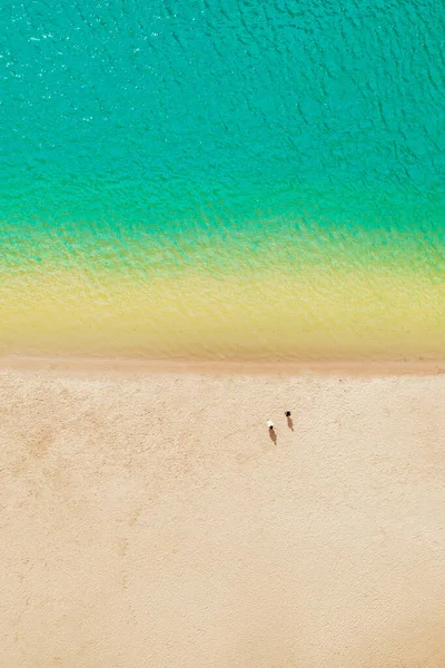 Costa sin olas - unas vacaciones de mar tranquilas en la playa - Foto para la revista — Foto de Stock