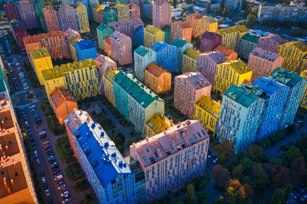 Kyiv 'deki çok renkli konutların çatılarının manzarası - akıllı bir şehir.