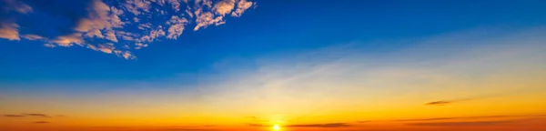 日没時の雲と青黄色の空-超ワイドパノラマ — ストック写真