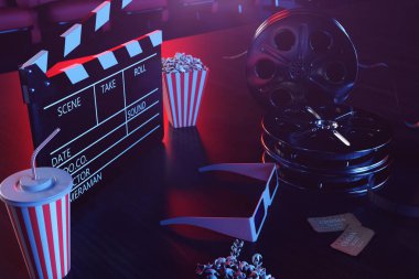 Sinema filmi izliyor. 3D gözlük, film Clapper, film makara, patlamış mısır ve film şeridi ile kompozisyon. Mavi ışık ile sinema konsepti. Arka planda sinema salonunda kırmızı sandalyeler. 3D çizim