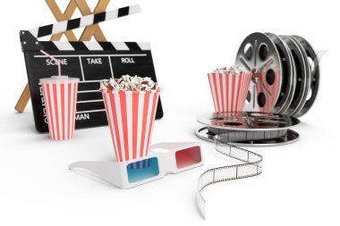 3D illüstrasyon, yönetmen koltuğu, film clapper, patlamış mısır, 3d gözlük, film şeridi, film reel ve gazlı içecek beyaz arka plan üzerinde izole fincanla. Sinema endüstrisi kavramı.