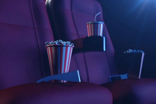 3d 그림 3d 안경, 팝콘, 음료 컵. 푸른 빛으로 시네마 개념입니다. 영화관 강당에 있는 빨간의 자. — 스톡 사진