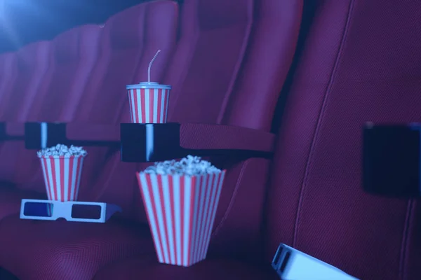 Cinema a ver filmes. Composição com óculos 3d, pipoca e xícara com uma bebida. Conceito de cinema com luz azul. Ilustração 3D — Fotografia de Stock