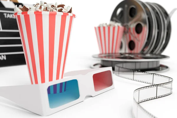 3D illüstrasyon, yönetmen koltuğu, film clapper, patlamış mısır, 3d gözlük, film şeridi, film reel ve gazlı içecek beyaz arka plan üzerinde izole fincanla. Sinema endüstrisi kavramı. — Stok fotoğraf