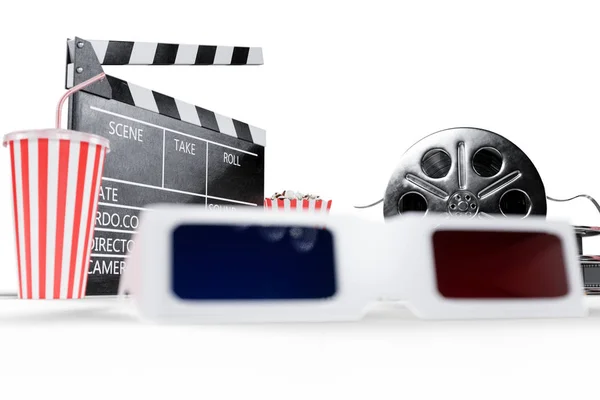 3d 插图, 导演椅子, 电影拍手, 爆米花, 3d 眼镜, 胶卷, 胶卷和杯与碳酸饮料隔离在白色背景。电影产业理念. — 图库照片