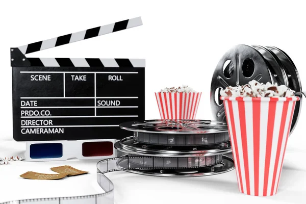 3D illustratie, regisseur stoel, film klep, popcorn, 3D bril, Filmstrip, filmrol en beker met koolzuurhoudende drank geïsoleerd op witte achtergrond. Cinema Industry concept. — Stockfoto