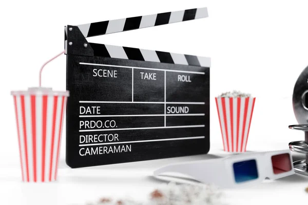 3D illustratie, regisseur stoel, film klep, popcorn, 3D bril, Filmstrip, filmrol en beker met koolzuurhoudende drank geïsoleerd op witte achtergrond. Cinema Industry concept. — Stockfoto