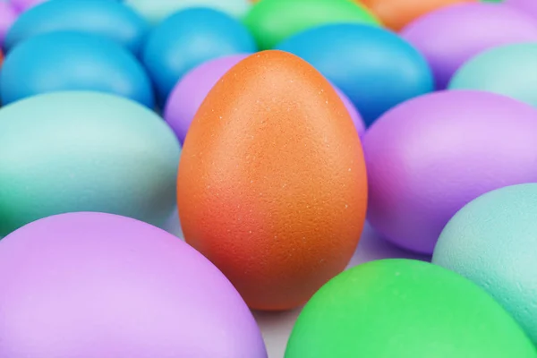 Huevos coloridos de Pascua, color pastel, huevos multicolores: rosa, azul, verde, naranja, amarillo. Concepto de caza de huevos de Pascua. Fiesta del símbolo de Pascua en abril, ilustración 3D —  Fotos de Stock