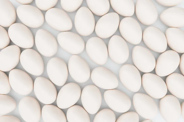 Huevos blancos. Fondo de huevos. Concepto feliz Pascua. Los huevos como símbolo de la fiesta. Antecedentes para la producción de alimentos saludables, Pascua y huevos. Ilustración 3D — Foto de Stock