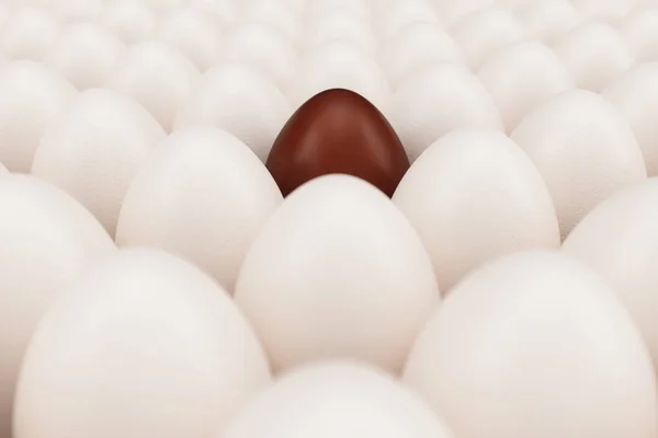 Huevo de chocolate en un centro. Fondo de huevos de gallina blanca con un huevo de chocolate. Símbolo de Pascua, días festivos. Ilustración 3D — Foto de Stock
