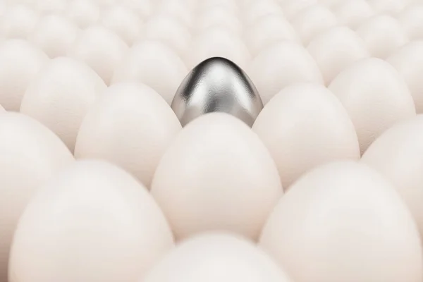 Uovo in argento o oro bianco al centro. Sfondo di uova di pollo bianco con un uovo d'argento o d'oro bianco. Simbolo di Pasqua, vacanze. Concetto pasqua felice, illustrazione 3D — Foto Stock