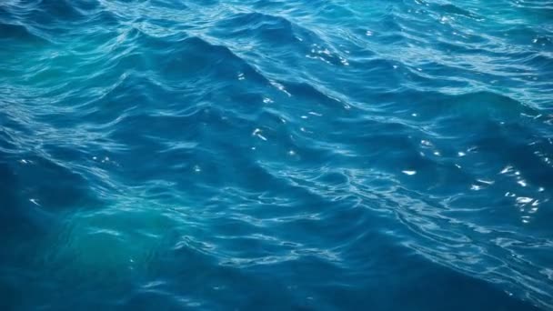 Mar u océano, vista de cerca de las olas. Olas azules agua de mar. Agua cristalina azul. Uno puede ver el fondo marino arenoso. Vista de ángulo bajo de olas marinas. Animación 3D 4K — Vídeo de stock