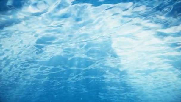 Лучи солнечного света, сияющие сверху, проникают в глубокую голубую воду. Солнечные лучи под водой. Маленькие пузыри двигаются вверх, под поверхностью воды. Бесшовная петля-способная 3D анимация. 4K — стоковое видео