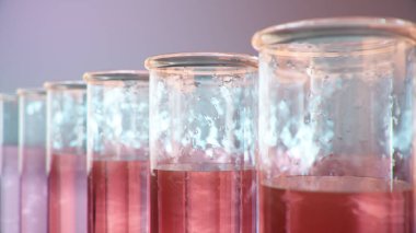 Bilim laboratuarı araştırmaları. Tıbbi teknolojinin geliştirilmesi. Biyoteknolojide bir atılım. Yakıt olarak test tüpü içinde kırmızı sıvı. Biyoteknoloji, cam şişeleri. Test tüpleri, 3d İllüstrasyon