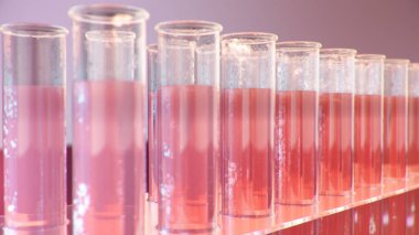 Bilim laboratuarı araştırmaları. Tıbbi teknolojinin geliştirilmesi. Biyoteknolojide bir atılım. Yakıt olarak test tüpü içinde kırmızı sıvı. Biyoteknoloji, cam şişeleri. Test tüpleri, 3d İllüstrasyon