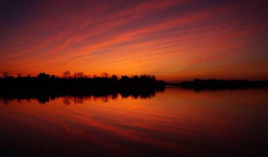 Günbatımı su yansıması. Starocherkassk, Rusya Federasyonu