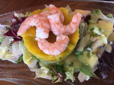 Tabakta servis edilen deniz ürünleri salatası.