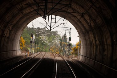 Yüksek hızlı tren yolunda tünel çıkışı.