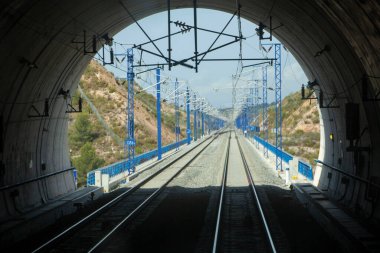 Yüksek hızlı tren yolunda tünel çıkışı.