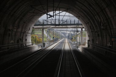 Yüksek hızlı tren yolunda tünel çıkışı.