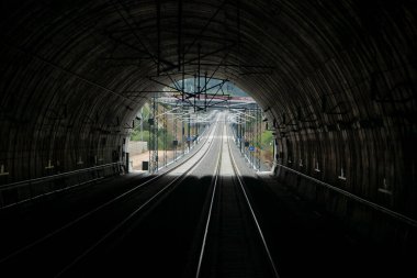 Yüksek hızlı tren yolunda tünel çıkışı.