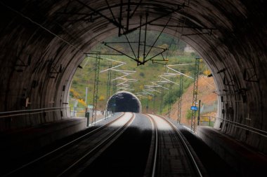 Yüksek hızlı tren yolunda tünel çıkışı.