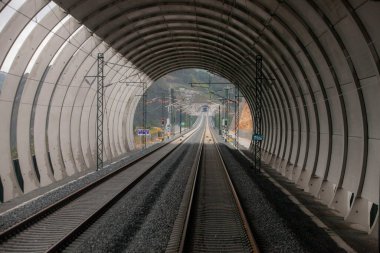 Yüksek hızlı tren yolunda tünel çıkışı.