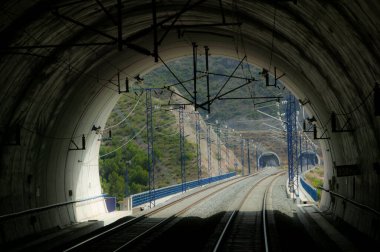 Yüksek hızlı tren yolunda tünel çıkışı.