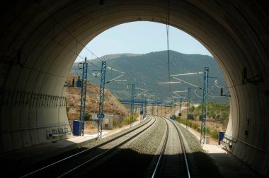 Yüksek hızlı tren yolunda tünel çıkışı.