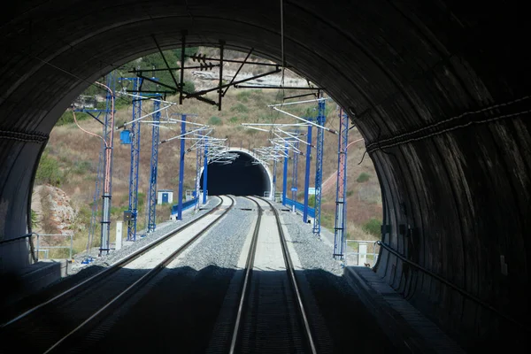 Yüksek hızlı tren yolunda tünel çıkışı.